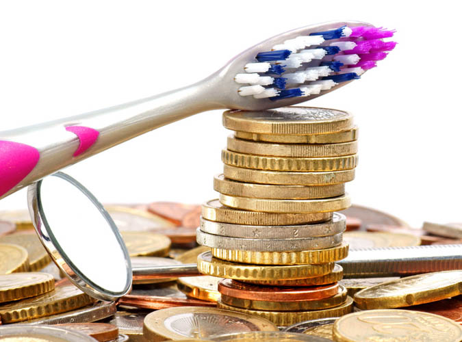 8 façons d'économiser de l'argent sur les soins dentaires
